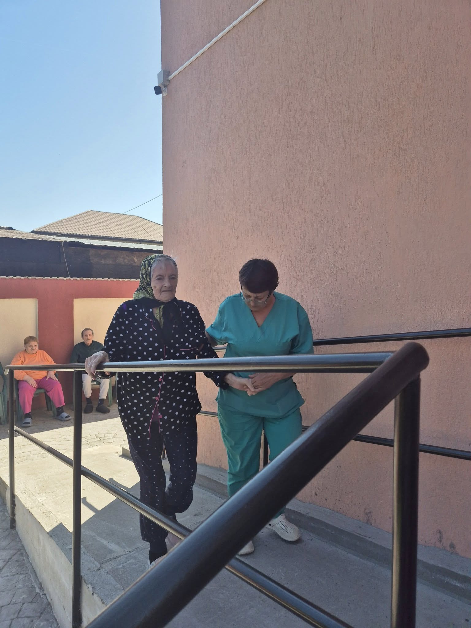 casa buna speranta - plimbari in gradina